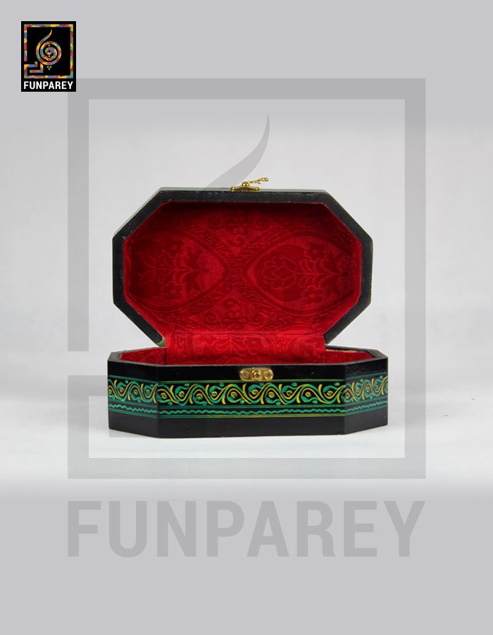 8 Sided Wooden Jewelry Box 8/5 with Lacquer Art Green